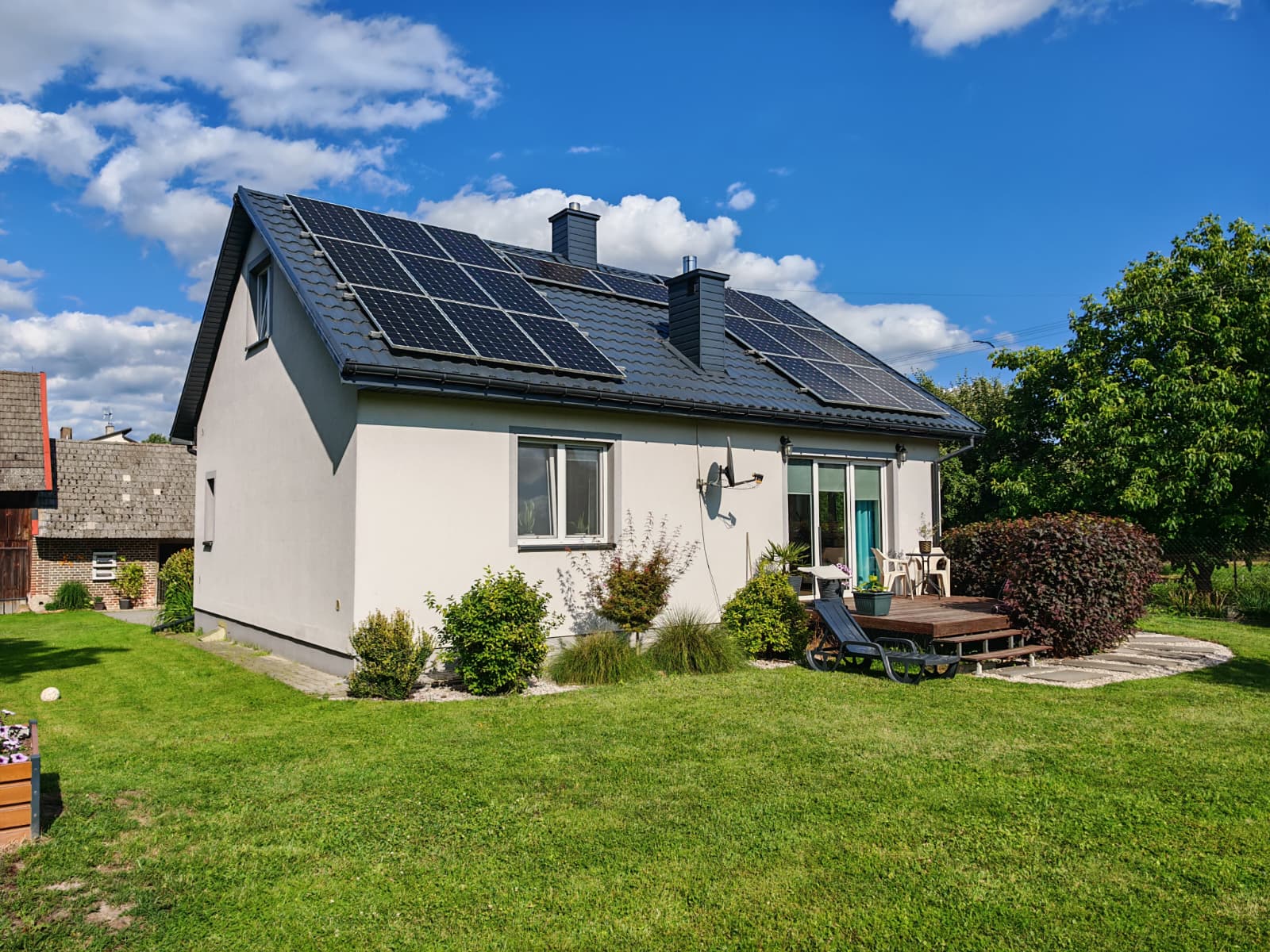 Klimatyczny dom z całorocznym basenem i dużą działką - zdjęcie 1