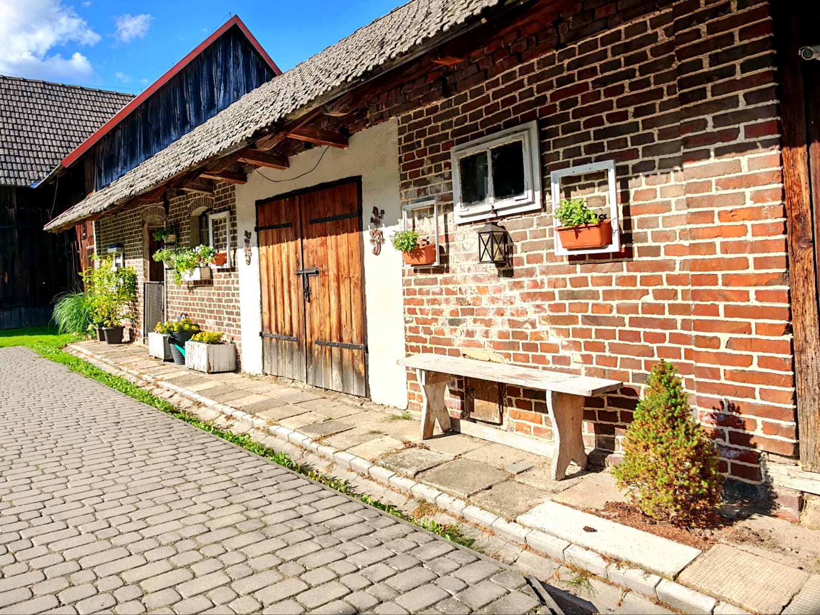 Klimatyczny dom z całorocznym basenem i dużą działką - zdjęcie 107