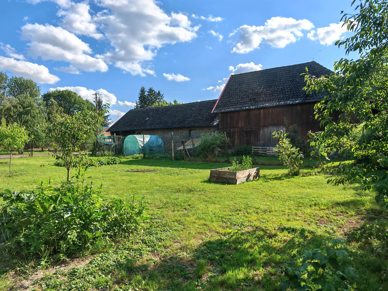 Klimatyczny dom z całorocznym basenem i dużą działką - zdjęcie 93