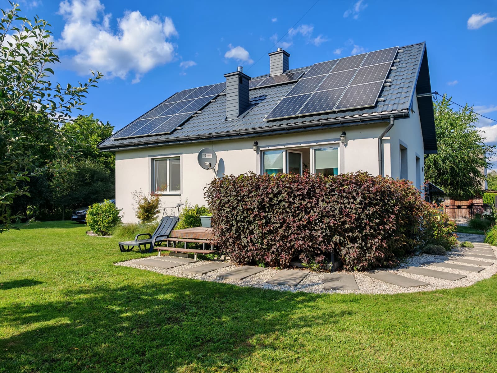 Klimatyczny dom z całorocznym basenem i dużą działką - zdjęcie 9