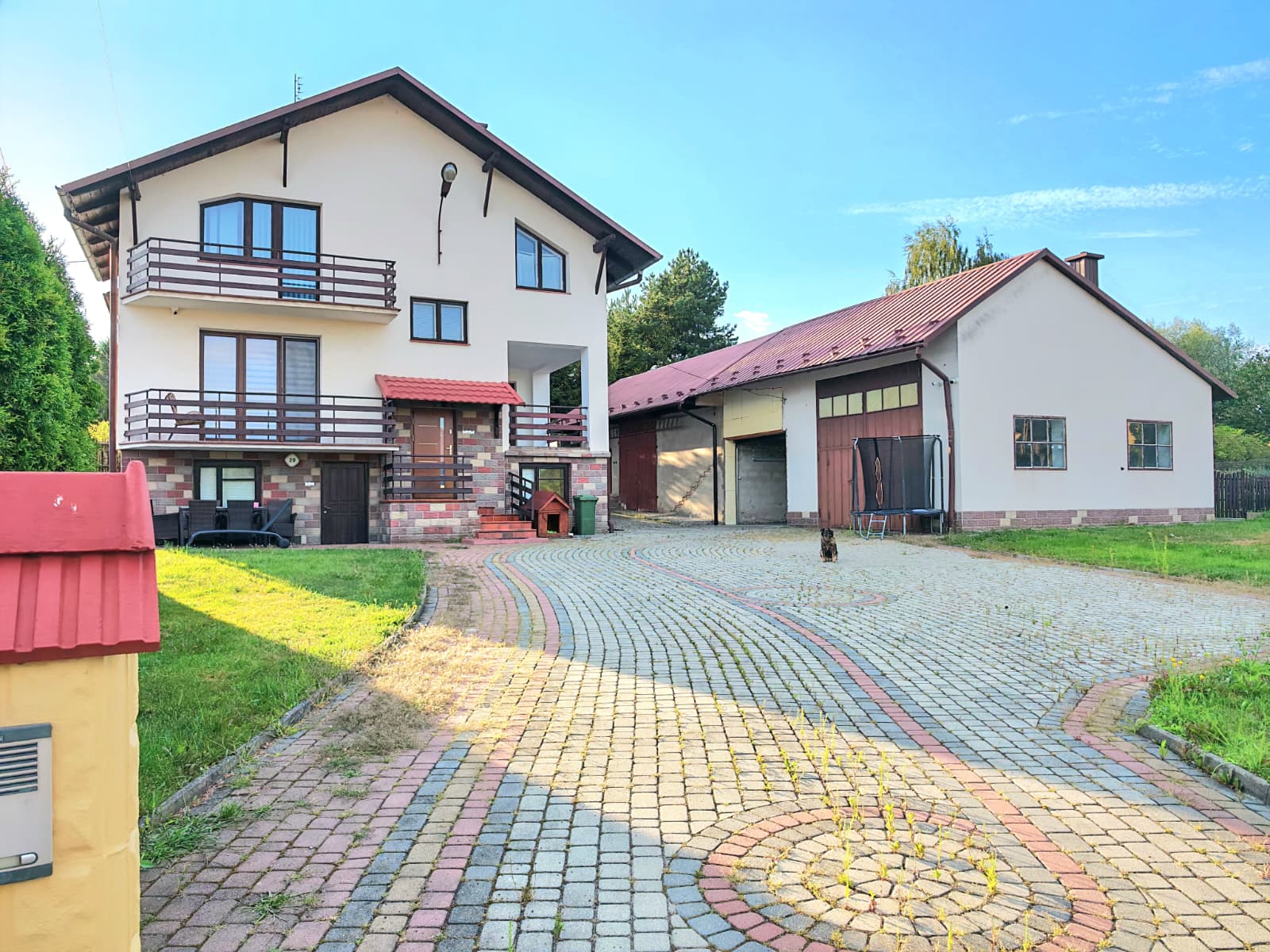 Przestronny dom 8 pokoi budynki gospodarcze garaż - zdjęcie 42