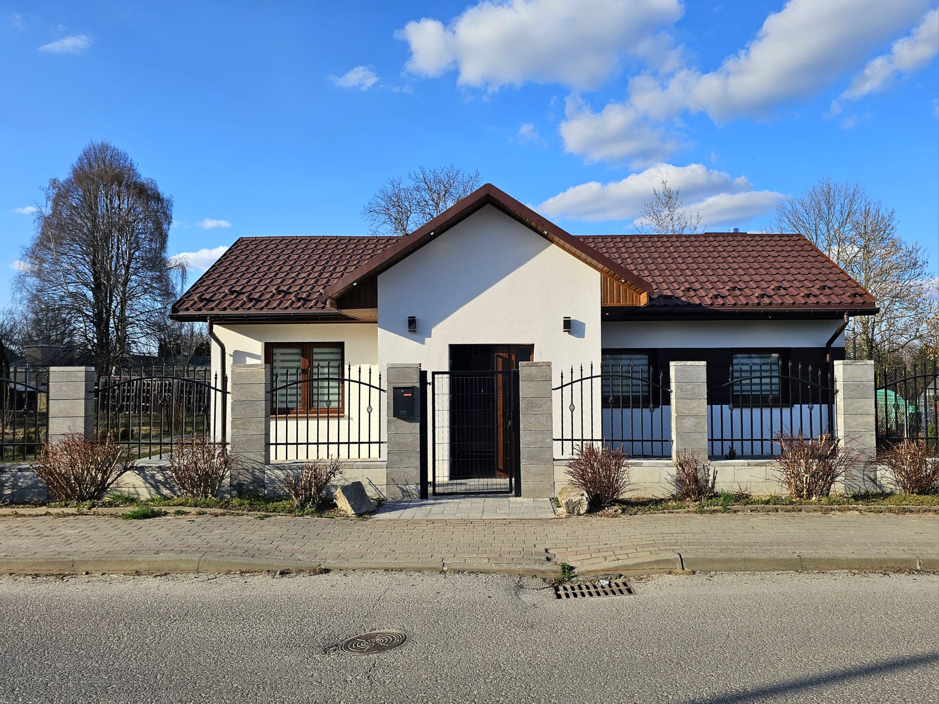 Dom wolnostojący z garażem w świetnej lokalizacji - zdjęcie 1